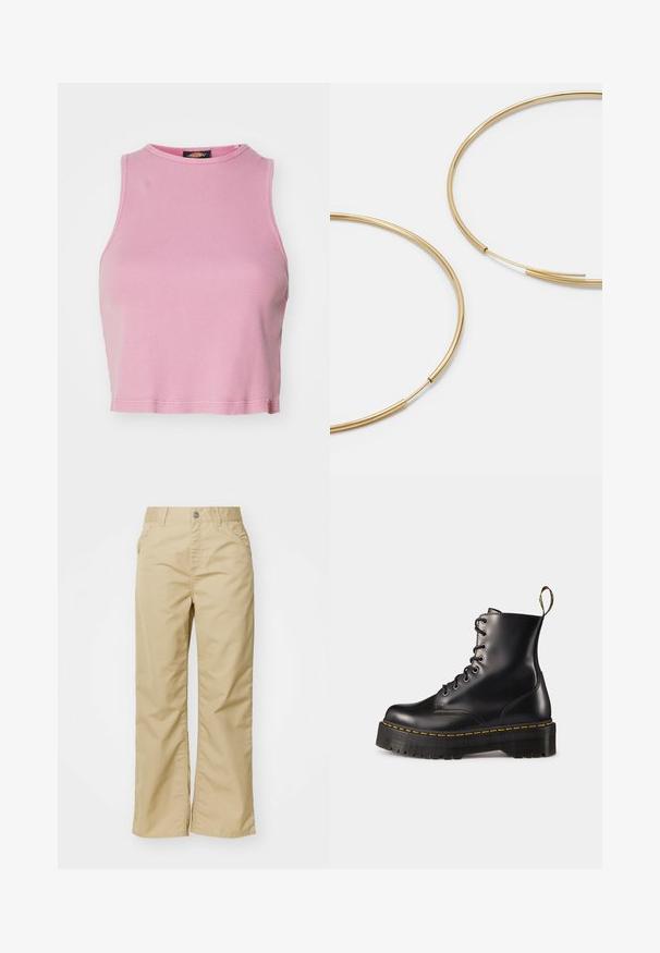 Roza rebrasta kratka majica s okruglim izrezom i bez rukava. Ima rub koji završava neposredno iznad struka.; Bež široke hlače madeža iz bombaža z gladko teksturo, ki imajo sprednja žepa in srebrn gumb na pasu.; Črne usnjen lace-up gležnjarje z debelim črnim podplatom in rumenim šivanjem. Imajo zanko na hrbtni strani in okrogle kovinske učke.; Zlate obroče ušesne uhane, tanke in krožne oblike, z gladko kovinsko površino brez okrasnih elementov ali vzorcev.