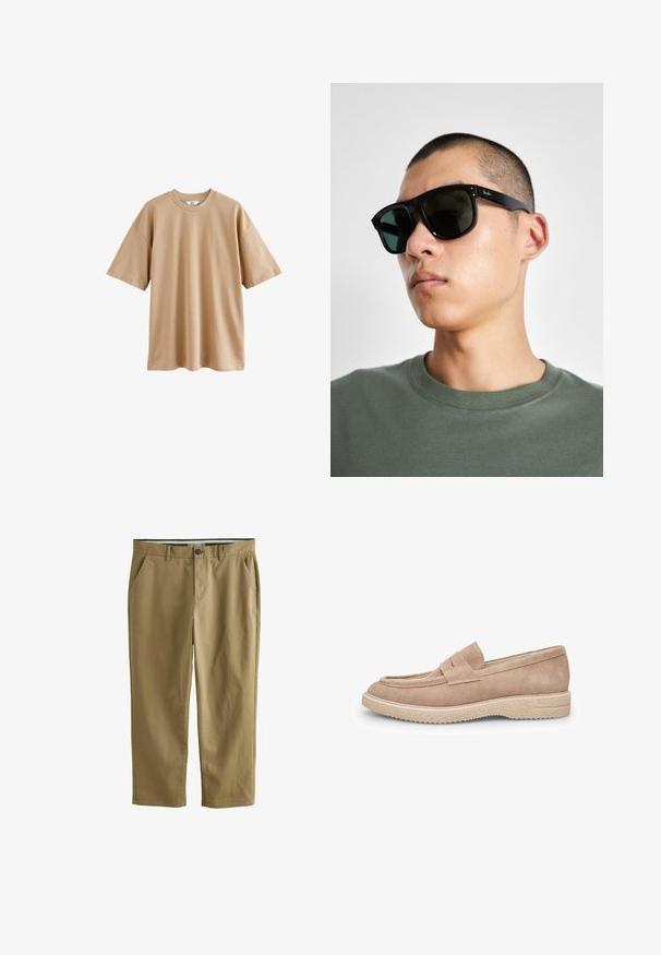 Kreklus piedurkņu bēšs T-krekls, izgatavots no kokvilnas, ar apaļu kakla izgriezumu un brīvu piegriezumu, ar gludu tekstūru un bez rakstiem vai akcentiem.; Kaki chinos no kokvilnas auduma, ar divām sānu kabatām, pogu aizdari, taisnām kājām un gludu tekstūru.; Gaišbeige zamšas loafer ar noapaļotu purngalu, dekoratīvu vamp joslu un teksturētu gumijas zoli labākai saķerei.; Melni taisnstūra saulesbrilles ar tumšiem stikliem, ar izteiksmīgu formu un zīmolu uz tempļa. Valkā cilvēks zaļā krekla.