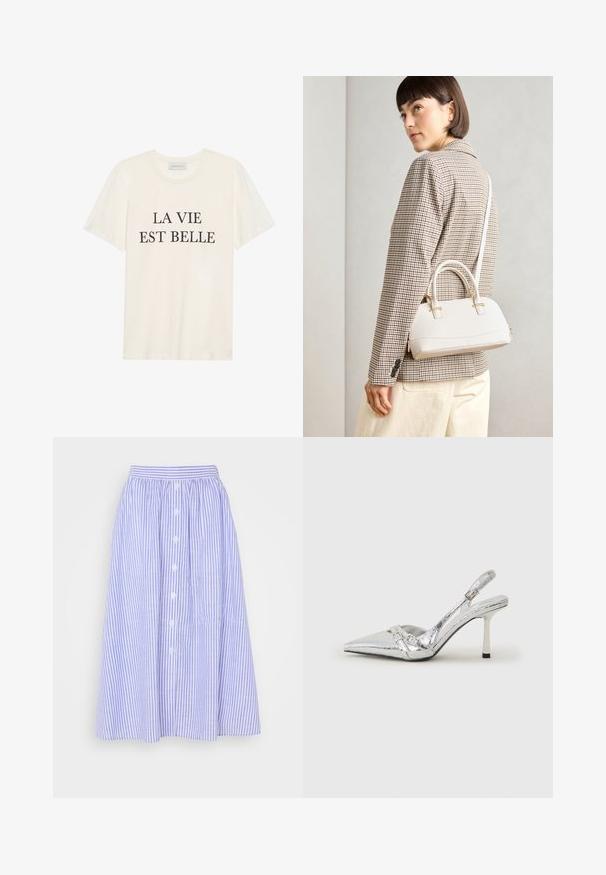 Kreminės spalvos medvilnės T-shirt su trumpomis rankovėmis ir apvaliu iškirpimu. Priekyje išskirtas centrinis juodas tekstas "LA VIE EST BELLE".; Šviesiai mėlyna ir balta dryžuota sijonas, vidutinio ilgio, su susirinkta juosmeniu, mygtukų priekyje ir subtilia tekstūra.; Sidabriniai slingback aukštakulniai batai su smailia pavadinimu, metaliniu paviršiumi, dviem dekoratyvinėmis juostelėmis ir lieknu kulnu su juodu galiuku.; Balta struktūruota rankinė su trumpomis rankenomis ir peties diržu, su auksinėmis detalėmis ir tekstūruota medžiaga, pastatyta prieš pilką foną.