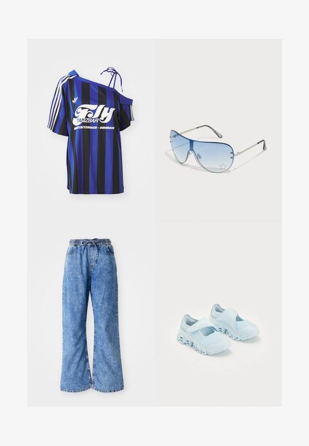 Modrá a čierna pruhovaná oversized košeľa s jedným ramienkom, ktorá má biele potlačené písmo a tri biele pruhy na rukáve.; Svetlomodré deninové nohavice s širokými nohavicami, elastickým pásom a sťahovacou šnúrkou. Majú dvojitý steh a surový lem. Žiadne viditeľné vrecká.; Svetlomodré tenisky z mäkkej textílie, s výraznými výrezmi v podrážke a suchým zipsom na vrchu pre bezpečné uchytenie.; Pilotné slnečné okuliare s prechodovým modrým sklom, strieborným kovovým rámom a ozdobnými hviezdičkovými akcentmi na sklách. Hladký a elegantný dizajn.