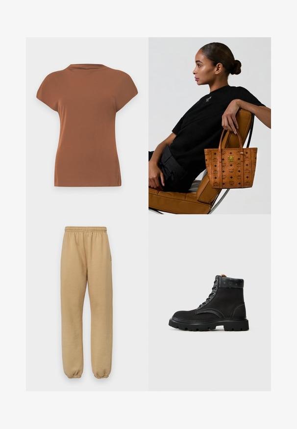 Brązowa bluzka z krótkim rękawem, wykonana z miękkiego materiału, z okrągłym dekoltem i luźnym krojem, o gładkiej fakturze i bez widocznych wzorów.; Beżowe dresy wykonane z miękkiego materiału, z elastycznym paskiem w talii i mankietami, z bocznymi szwami oraz małym logo na lewej udzie.; Czarne botki za kostkę z teksturowaną skórzaną cholewką, sznurowanym wzorem, kontrastowym przeszyciem oraz solidną gumową podeszwą. Akcent z logo na języku.; Kobieta z włosami w kok siedzi bokiem na brązowym skórzanym fotelu, trzymając jasną torbę tote w wzór z czarnymi logo i złotym emblematem.