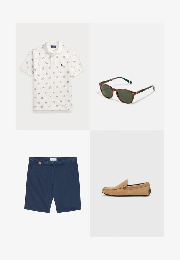 Polo blanc en coton, avec un motif répété de chiens bleus et un petit logo bleu sur la poitrine. Manches courtes et col.; Shorts bleu marine en coton, dotés d'une ceinture tressée avec un accent en cuir marron, de poches latérales et d'une coupe droite.; Mocassin beige en suède avec un bout cousu, design à enfiler et semelle en caoutchouc noir. Présente un logo discret sur le côté.; Lunettes de soleil en écaille de tortue avec des verres verts, forme arrondie, accents dorés et branches vertes foncées avec une rayure blanche.