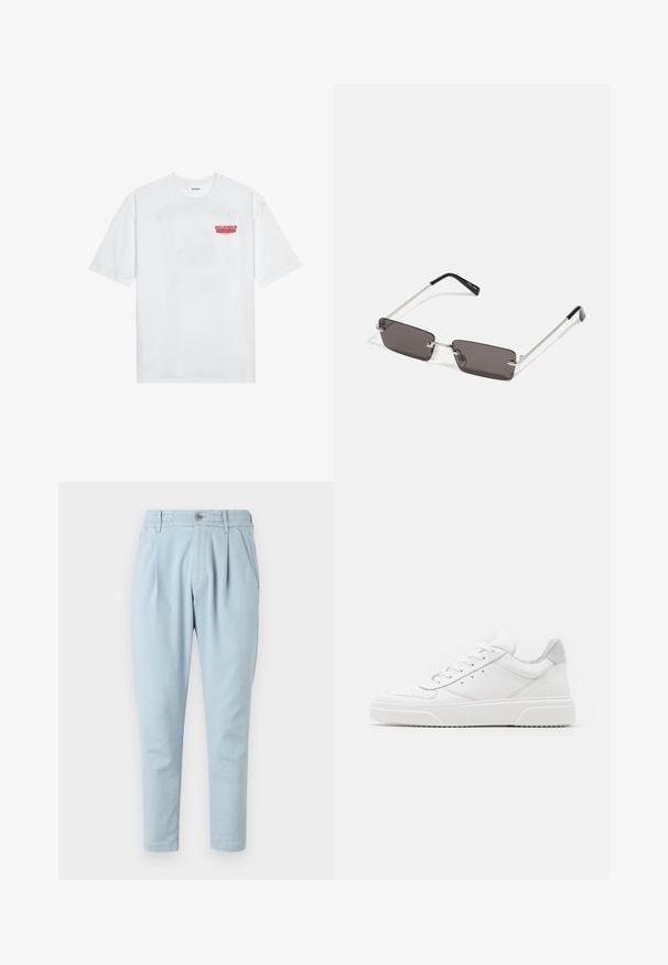 Witte katoenen t-shirt met korte mouwen, ronde hals en een rode grafische tekst "LEKKER VERFRISSEND FRUIT" aan de voorkant.; Lichtblauwe broek van textured stof, met een knoopsluiting, elastische tailleband en twee zijzakken. Tapered leg design.; Witte leren sneakers met een gladde afwerking, ronde neus, platte veters en een gestructureerde zool. Grijze suède accent bij de hiel.; Zonnebril met rechthoekige, donkergrijze lenzen, zilveren metalen frames en zwarte kunststof uiteinden op de armen. Lichtgewicht ontwerp met neuspads.