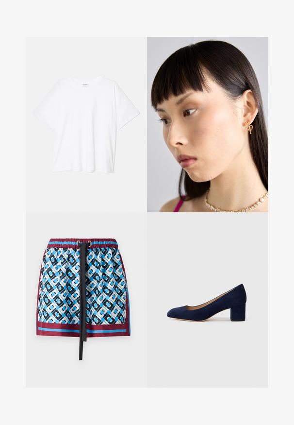 Biała bawełniana koszulka z krótkim rękawem, okrągłym dekoltem, luźnym krojem i przeszytym brzegiem. Metka widoczna wewnątrz dekoltu.; Krótka spódnica z niebiesko-czarnym wzorem geometrycznym, elastycznym paskiem z sznurkiem regulacyjnym oraz burgundowym wykończeniem u dołu.; Granatowe zamszowe szpilki z ostrym noskiem i średniej wysokości blokowym obcasem. Gładka tekstura z subtelnym połyskiem i małym wycięciem z przodu.; Złoty kolczyk w kształcie obrączki noszony w prawym uchu, z otwartym wzornictwem. Modelka ma proste, ciemne włosy i minimalny makijaż.