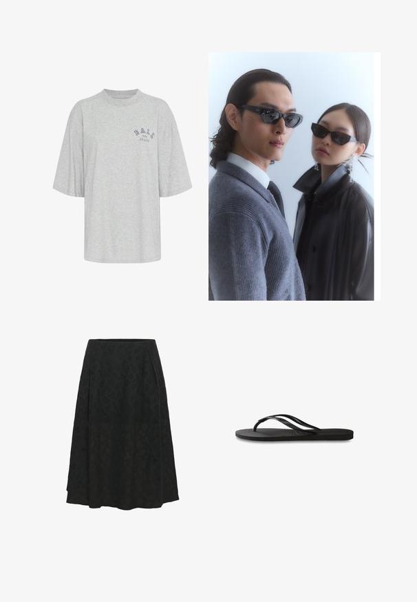 Šedé oversized tričko z bavlny s okrúhlym výstrihom, krátkymi rukávmi a potlačeným logom v námorníckej modrej farbe s nápisom "BALL THE JEANS".; Čierna sukňa vyrobená z textúrovaného materiálu s jemným geometrickým vzorom, s rozšíreným strihom a záhybmi pre väčší objem.; Čierne žabky s textúrovanou gumovou podrážkou, dvoma štíhlymi popruhmi a diskrétnym embosovaným logom na popruhu.; Slnko-ochranné okuliare s ostrými čiernymi rámami na modeli v šedom svetri, ktorý predvádza textúrovanú pleteninu, a čierna kožená bunda nosená iným modelom.; Hnedá semišová kabelka so štruktúrovaným tvarom, s pevnými striebornými logovými doplnkami, krátkym uchom a odnímateľným ramienkom. Hladká textúra, minimalistický dizajn.