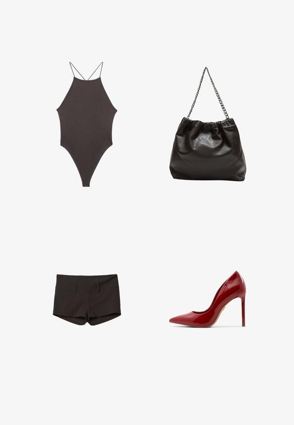 Brązowy jednoczęściowy kostium kąpielowy z wysokim dekoltem i cienkimi, regulowanymi ramiączkami; charakteryzuje się wysokim krojem nogawek i gładką teksturą. Bez wzorów ani ozdób.; Czarne bawełniane szorty o dopasowanym kroju, z gładką teksturą i dwiema przednimi kieszeniami. Średnio wysoki stan i brak widocznych wzorów.; Czerwone lakierowane szpilki z wąskim czubkiem, gładką powierzchnią i smukłym obcasem w kształcie stiletto, z beżową podeszwą.; Brązowa skórzana torba z marszczonym szczytem i łańcuszkowym paskiem. Gładka tekstura z błyszczącym wykończeniem i subtelnymi detalami szwów po bokach.