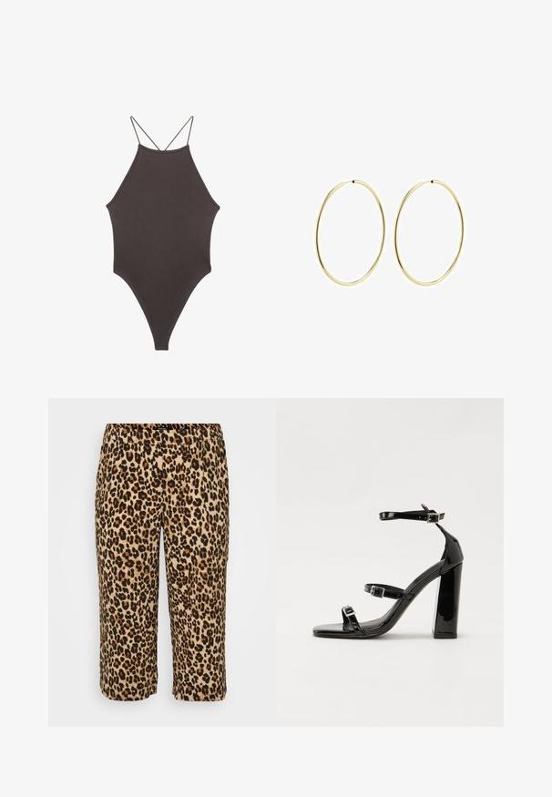 Brauner, hochgeschlossener Badeanzug mit dünnen, verstellbaren Trägern; zeichnet sich durch einen hohen Beinschnitt und eine glatte Textur aus. Keine Muster oder Verzierungen.; Leopardenmuster-Hosen aus weichem Stoff. Sie verfügen über einen elastischen Bund, eine verkürzte Länge und ein Muster aus schwarzen und braunen Flecken auf einem beigen Hintergrund.; Schwarze patentierte Sandalen mit Absatz, quadratischer Spitze, Knöchelriemen und silbernen Schnallen. Mit einem stabilen Blockabsatz für mehr Stabilität.; Goldene Creolen mit einem glatten, runden Design. Dünn und leicht, mit einem durchgehenden Ring ohne Verzierung.