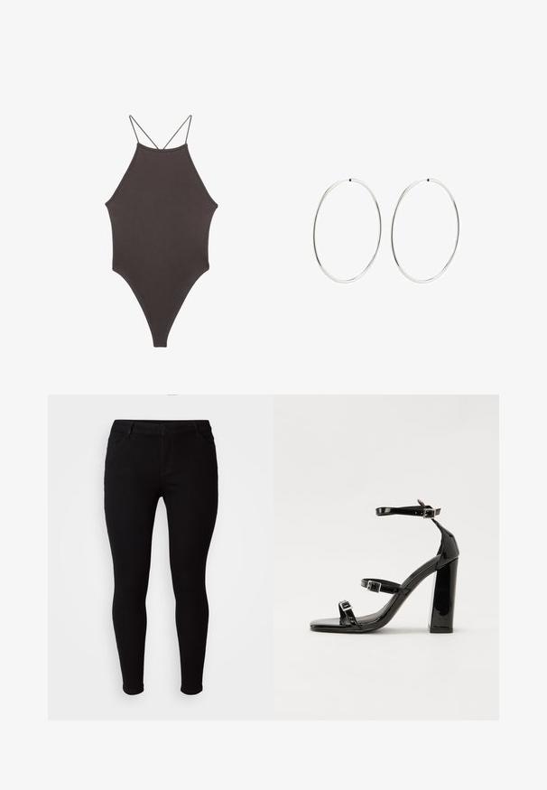 Smeđi jednodijelni kupaći kostim s visokim ovratnikom i tankim, prilagodljivim trakama; ima visoko izrezane nogavice i glatku teksturu. Bez uzoraka ili dekoracija.; Vero Moda Curve VMCELLY - Mekane hlače - black; Crne lakirane sandale na pete sa kvadratnim nosom, trakama oko gležnja i srebrnim kopčama. Imaju čvrst blok petu za stabilnost.; Srebrne naušnice od obruča s glatkim, okruglim dizajnom i poliranim završetkom. Tanak su i lagani, s jednostavnim zatvaranjem.