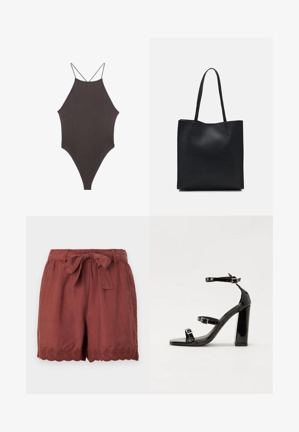 Hnedé, vysoký krk jednodielne plavky s tenkými, nastaviteľnými ramienkami; s vysokým strihom na nohách a hladkým povrchom. Bez vzorov alebo ozdôb.; Šortky v rustikálnej farbe, vyrobené z ľahkého materiálu, s elastickým pásom na šnurovanie a zložitou vyšívanou lemovanou bordúrou.; Čierne lakované sandále na podpätku so štvorcovou špičkou, navlečenými remienkami okolo členku a striebornými prackami. Disponujú masívnym blokovým podpätkom pre stabilitu.; Čierna kožená taška na rameno s hladkým povrchom, obdĺžnikovým tvarom a dvoma dlhými uchami. Bez viditeľného kovania alebo ozdôb.