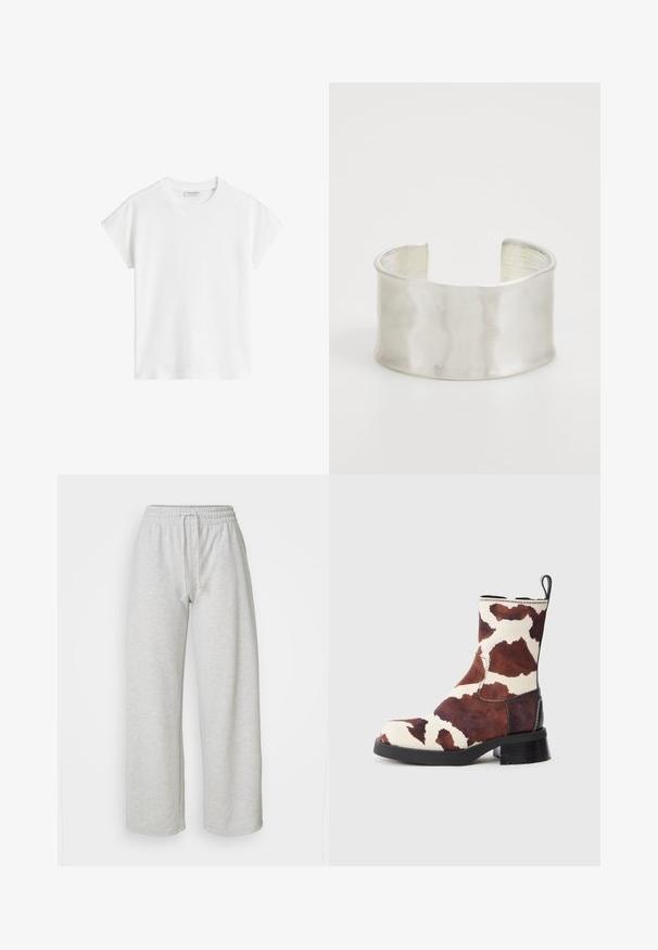 T-shirt branco de manga curta feito de algodão. Apresenta um corte descontraído com decote redondo e costuras de ombro ligeiramente caídas. Sem padrões ou detalhes.; Even&Odd Petite Calças de fato de treino - mottled light grey; Botim até ao meio da panturrilha com padrão de couro de vaca castanho e branco, salto grosso preto e alça de puxar sobre fundo cinza claro liso.; Zign Pulseira - silver-coloured