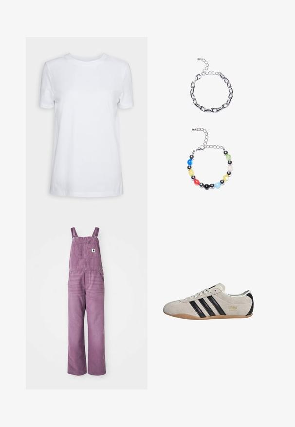 T-shirt bianco a maniche corte realizzato in cotone. Design a girocollo con una texture liscia e senza motivi o accenti visibili. Stile base.; Salopette in denim viola con bretelle regolabili, tasca frontale e gambe larghe. Il materiale presenta una leggera texture; gli accessori in metallo sono di colore argento.; Sneaker in suede con tomaia grigia, strisce nere e suola in gomma color cuoio. Presenta una chiusura con lacci e un dettaglio del logo dorato sul lato.; Bracciale in argento con maglie allungate sopra. Sotto, un bracciale colorato con perline nere, blu, verdi, gialle, rosse e trasparenti.