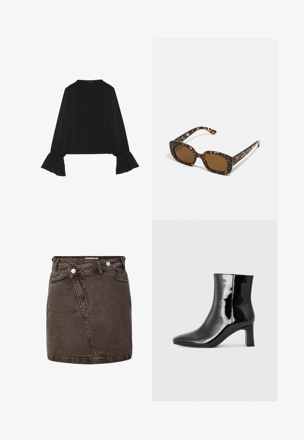 Maglietta nera a maniche lunghe con polsini svasati, texture morbida e vestibilità rilassata, con un semplice collo rotondo.; Gonna mini in denim marrone scuro con fronte avvolto, bottoni a pressione metallici e design a cinque tasche.; Stivaletto in pelle verniciata nera con punta a punta e tacco a blocco di altezza media. Texture liscia e design minimalista.; Occhiali da sole in tartaruga con una montatura rotonda e voluminosa e lenti marroni. Presentano delicati motivi e bracci dritti e affusolati.; Borsa nera con forma strutturata, texture liscia e una chiusura metallica. Abbinata a pantaloni neri larghi e sandali open-toe su un pavimento in legno.