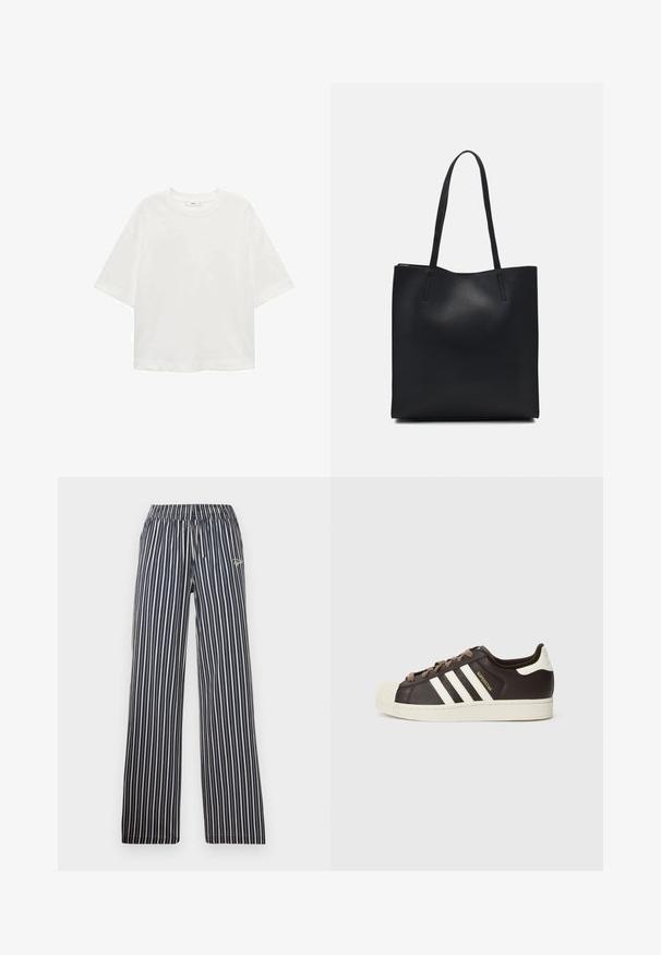 Bela kratka majica s kratkimi rokavi in okroglim izrezom, sproščenega kroja, narejena iz mehkega materiala. Brez vzorcev ali dodatkov, z običajnim robom.; Modre in bele črtaste hlače z elastičnim pasom, širokimi nogavicami in vezenim logotipom na sprednjem levem boku.; Nizki adidas Superstar copat iz temno rjavega usnja s kremasto školjkasto konico, belimi črtami in napisom "Superstar" na strani.; Črna usnjena torba s svilnato teksturo, pravokotne oblike in dvema dolgima ročajema. Brez vidnih metalnih delov ali okrasnih elementov.