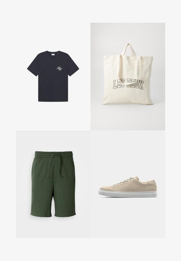 Marineblauwe katoenen t-shirt met een ronde hals, korte mouwen en een klein wit "LD" logo op de linkerborst. Klassieke boxy pasvorm.; Donkergroene shorts met een elastische tailleband, trekkoord, zakken en een zachte katoenen stofmix. Tot halverwege de dijen.; Beige suède sneaker met een ronde neus, witte rubberen zool en bijpassende veters. Minimalistisch ontwerp met subtiele stiksels.; Canvas draagtasje in off-white, voorzien van korte handvatten en de geprinte tekst "LES DEUX" in vetgedrukte zwarte letters. Duurzaam, eenvoudig ontwerp.
