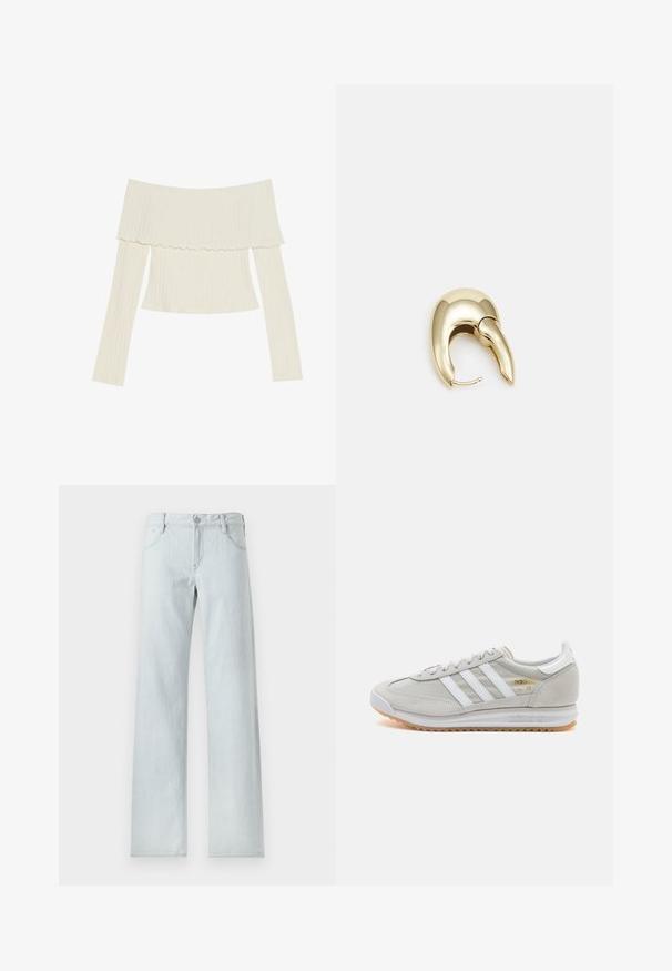 Valkoinen off-the-shoulder ribbipaita, jossa on rypytetty kaula-aukko ja pitkät hihat, jotka muotoilevat ykköskokoa. Yhteensä sileä rakenne.; Vaaleansiniset farkut, suora lahje, klassinen viisi-taskumalli, nappikiinnitys ja hillityt tikkaustiedot. Sujuva pinta.; Vaaleanharmaat sneakerit, jotka on valmistettu mokasta ja verkosta, sisältäen kolme valkoista raitaa, pyöreän kärjen ja kumisen pohjan. Kultainen logo yksityiskohta nauhojen läheisyydessä.; Kultahipuinen korvakoru, jossa on sulavalinjainen, kaareva muotoilu. Ominaisuuksiin kuuluu erottuva terävä muoto, kiillotettu pinta ja sarana kiinnitys.