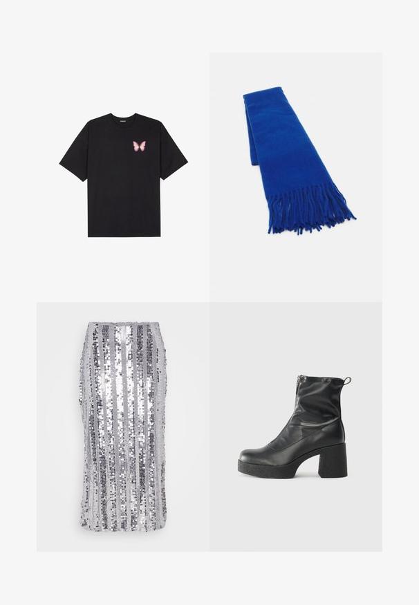 T-shirt de algodão preto com mangas curtas, apresentando um pequeno gráfico de borboleta rosa no lado esquerdo do peito. Design de gola redonda com um corte solto.; Saias de lantejoulas prateadas com riscas verticais de tamanhos variados, textura suave e forma ajustada. Lavável à máquina com um design de vestir.; Botas de tornozelo pretas feitas de couro liso, com fecho lateral, salto grosso texturizado e design de bico arredondado.; Cachecol azul tecido com extremidades franjas, textura suave, forma retangular e cor uniforme em todo o comprimento. Adequado para clima frio.