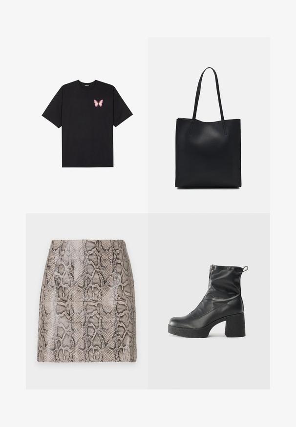 Melna kokvilnas T-krekls ar īsām piedurknēm, kuram priekšā kreisajā pusē ir neliels rozā tauriņa grafiskais attēls. Ar apaļu kaklu un brīvā stila piegriezumu.; Pieguļošs miniskrēklis ar spīdīgu, teksturētu mākslīgo čūsku rakstu beigi un melnā krāsā, ar gludu apdari un bez redzamiem aizdariem.; Melni potītes zābaki, kas izgatavoti no gludas ādas, ar sānu rāvējslēdzēju, masīvu strukturētu papēdi un noapaļotu purngalu.; Melnas ādas somiņa ar gludu tekstūru, taisnstūra formu un divām garām rokturiem. Nav redzamu aparatūras vai rotājumu.