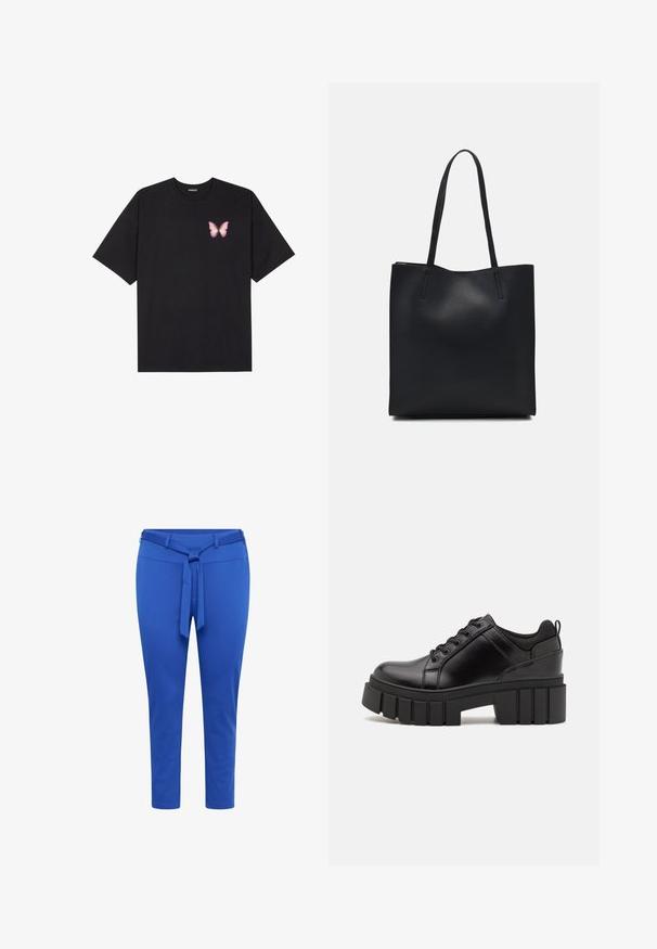 Czarny bawełniany t-shirt z krótkim rękawem, z małym różowym motylkiem na lewej piersi. Klasyczny dekolt z luźnym fasonem.; Niebieskie tapered pants z elastycznego materiału z paskiem w talii, o gładkiej fakturze i długości do połowy łydki.; Czarne skórzane buty na platformie z masywnym słupkowym obcasem, okrągłym noskiem i klasycznym sznurowaniem. Posiadają gładką teksturę i minimalne wykończenia.; Czarna skórzana torba tote o gładkiej fakturze, prostokątnym kształcie i dwóch długich uchwytach. Brak widocznych elementów metalowych i ozdób.