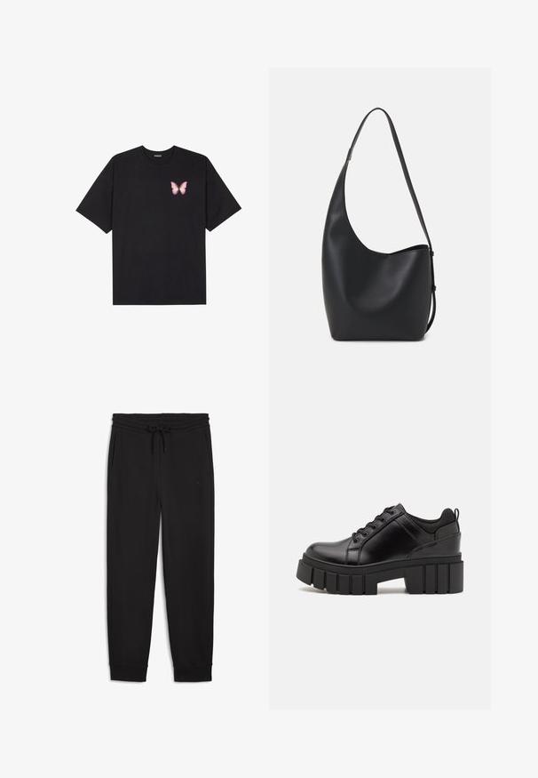 Schwarzes Baumwoll-T-Shirt mit kurzen Ärmeln, das ein kleines pinkes Schmetterlingsmotiv auf der linken Brust zeigt. Crewneck-Design mit einem entspannten Schnitt.; Schwarze Jogginghose aus weichem Stoff, mit elastischem Bund und Kordelzug, seitlichen Taschen und gerippten Bündchen an den Knöcheln.; Schwarze Lederplateauschuhe mit klobigem Blockabsatz, runder Zehenpartie und traditionellem Schnürdesign. Verfügt über eine glatte Textur und minimale Details.; Schwarze Leder-Hobo-Tasche mit einer glatten Textur, geschwungener Form und einem einzelnen verstellbaren Tragegurt; verfügt über eine weite Öffnung am oberen Ende.