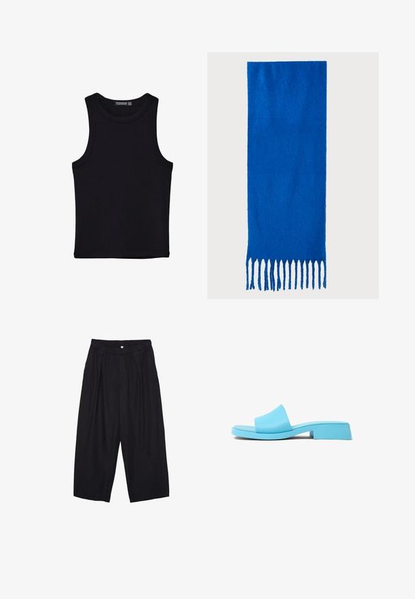 Czarny top na ramionczkach wykonany z bawełny, z okrągłym dekoltem i szerokimi wycięciami na ramionach. Gładka tekstura z przeszytymi brzegami. Klasyczny, minimalistyczny design.; Czarne spodnie culotte z poliestru z elastycznym pasem, dwoma fałdami z przodu i luźnym krojem. Brak widocznych wzorów lub elementów metalowych.; Niebieskie klapki slip-on z szerokim paskiem, płaską podeszwą i niskim obcasem blokowym. Gładkie, błyszczące wykończenie z minimalistycznym designem.; Niebieski szalik z frędzlami wykonany z miękkiego materiału; ma jednolity kolor z teksturowaną powierzchnią i równomiernie przyciętymi frędzlami na dole.; Czarna skórzana torba hobo o gładkiej fakturze, zaokrąglonym kształcie i pojedynczym, regulowanym pasku; posiada szerokie otwarcie na górze.