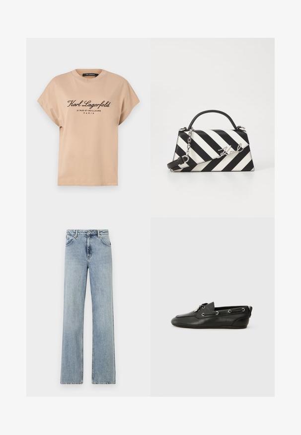 Beige bomull T-skjorte med rund hals, korte ermer og trykt svart tekst foran, som viser merket og steddetails.; Lyseblå, vide jeans laget av denim. Har en knapp- og glidelås- lukking, frontlommer og subtil fading. Rene sømmer.; Sorte lærbådsko med rund tå, snøring foran, metaløjer og flad sål. Har en lille lap bagpå.; Svart- og hvitstripet håndveske med en strukturert form, som har et topphåndtak, en avtakbar kjedestropp, og metallisk logo-akcent.