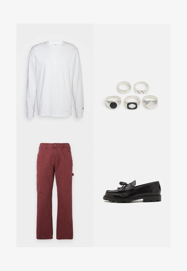 Biela dlhá bavlnená tričko s dlhým rukávom. Dizajn s okrúhlym výstrihom a rebrovanými manžetami, malá nášivka na ľavom rukáve. Hladká textura.; Pánske pracovní nohavice rovného strihu v tmavo červenej farbe s prednými vreckami, pútkami na opasok, gombíkom, zipsovým zapínaním a bočnými utility slučkami.; Čierne kožené mokasíny s dizajnom moccasin, zdobené frnčami a strapcami, s textúrovaným povrchom a robustnou gumovou podrážkou.; Päť strieborných prsteňov: jeden s čiernym kruhovým detailom, jeden s bielo-čiernym geometrickým vzorom a ďalšie s rôznymi tvarmi a povrchovými úpravami.