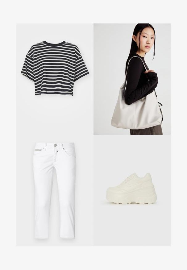 Pruhované zkrácené tričko v námořnické modré a bílé barvě. Krátké rukávy, kulatý výstřih, měkká tkanina s vodorovnými pruhy a uvolněný střih.; Bílé denimové kalhoty se slim fit, pěti kapsami a zapínáním na knoflík. Na pásu je umístěno kovové logo. Hladká textura.; Bílé platformové tenisky s hladkým svrškem podobným kůži, zaobleným tvarem, polstrovaným límcem a texturovanou gumovou podrážkou s vyznačenými vzory.; Beige kabelka vyrobená z měkkého materiálu, s volným designem, prošívanými detaily a dvěma ramenními popruhy. Vhodná pro každodenní použití.