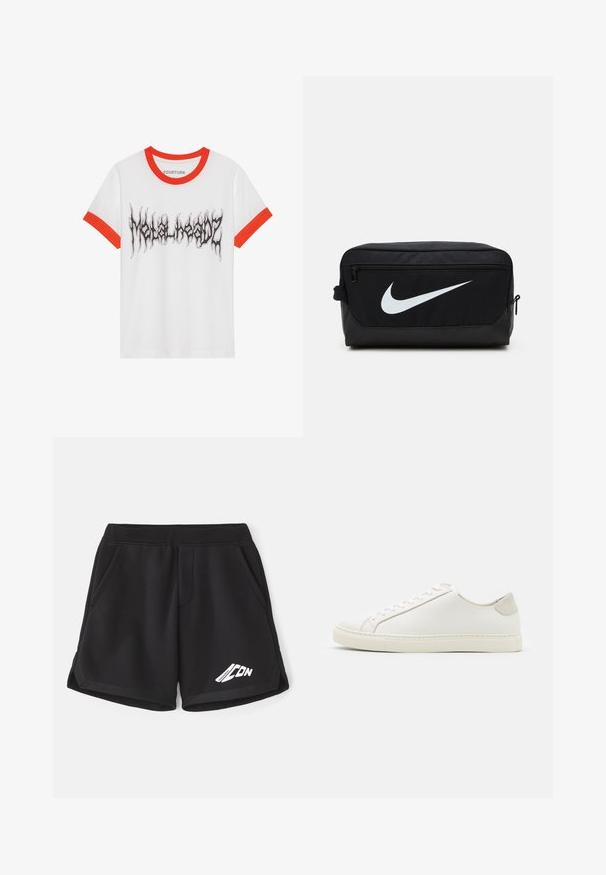 Fehér pamut póló piros szegéllyel, fekete grafikai szöveggel, amelyen a "Metalheadz" felirat látható lángszerű betűtípussal.; Fekete sportos rövidnadrág puha anyagból, rugalmas derékkal. Oldalt zsebekkel és elöl fehér logóval ellátva.; Fehér bőr sneaker sima felülettel, kerek orral és minimalista dizájnnal. Bézs kiemelésekkel a sarokon és gumitalppal rendelkezik.; Fekete Nike pipere táska sima textúrával, fehér swoosh logóval, felső zipzárral és oldalsó zsebbel.