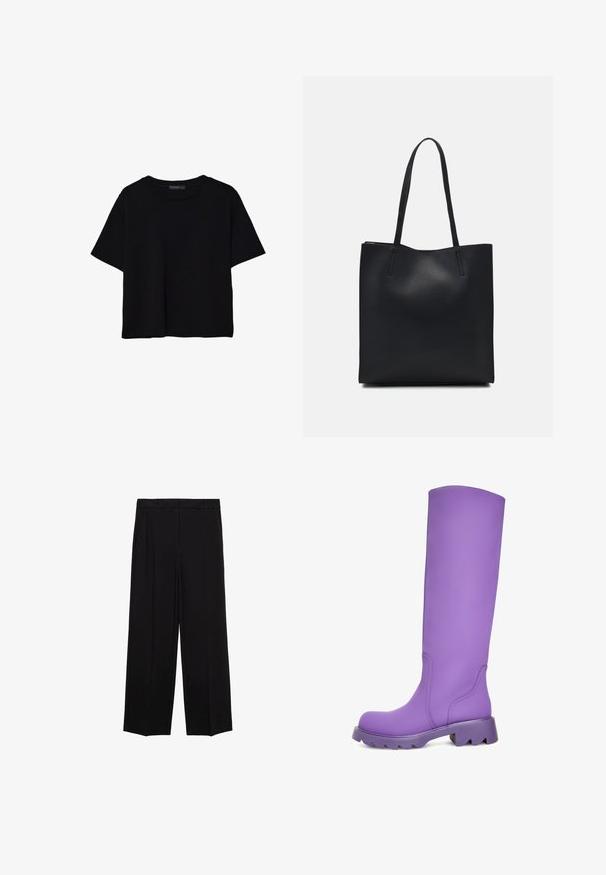 T-shirt noir à manches courtes en coton. Présente un col rond et une coupe ample avec une texture lisse et unie. Aucun motif ni accent visible.; Pantalons larges noirs en tissu lisse, avec des plis sur le devant et des poches latérales, conçus avec une coupe droite et décontractée.; Bottes violettes vives jusqu'aux genoux avec une finition lisse et mate. Semelle épaisse et texturée avec un large talon. Détails de couture subtils.; Sac fourre-tout en cuir noir avec une texture lisse, de forme rectangulaire et deux longues poignées. Pas de matériel ou d'ornementations visibles.