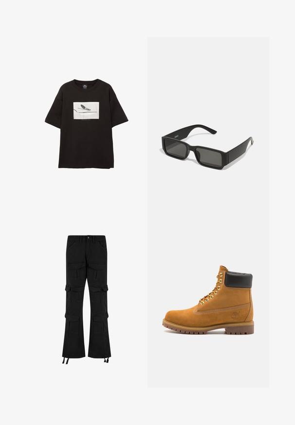 Crna pamučna majica kratkih rukava, sadrži bijeli pravokutni grafički prikaz muhe na tankoj liniji, minimalno brendiranje ispod slike.; Crne cargo hlače od denima, s višestrukim džepovima, širokim izrezom i podesivim vezicama na rubu.; Antracitne antilop čizme do gležnjeva s crnim podstavljenim ovratnikom, zlatnim metalnim rupicama, bijelim šavovima i robusnom gumenom potplatom s izraženim šarama.; Crne sunčane naočale s pravokutnim lećama, okvirom od mat plastike i ravnim rubovima. Sadrži logo branda na unutarnjoj strani drške.