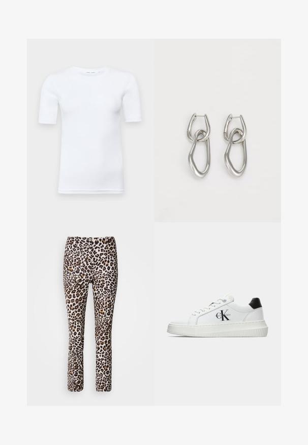 T-shirt bianco a maniche corte realizzato in cotone. Presenta un colletto rotondo e una texture liscia, con cuciture minime visibili all'orlo.; Pantaloni con stampa leopardata in una miscela di beige, marrone e nero, dal design aderente con fondo a campana, dotati di chiusura frontale con bottone.; Sneaker bassa bianca con tassello nero sul tallone, suola a piattaforma, lacci e logo "CK" di Calvin Klein sul lato.; Calvin Klein STATEMENT LINKS - Orecchini - silver-coloured