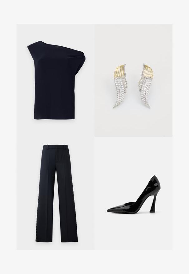 Asymmetrisches schwarzes Top aus glattem Stoff mit leichtem Fall. Verfügt über einseitiges Schulterdesign und minimale Details.; Schwarze weit geschnittene Hose. Maßgeschneiderte Passform mit glatter Textur. Verfügt über eine Reihe von metallischen Nieten entlang der Seitennaht für Details.; Schwarze Lackleder-Pumps mit hohen Absätzen, spitz zulaufender Zehenform und einem eckigen Stiletto-Absatz, die eine glatte, glänzende Textur aufweisen.; Zwei flügelartige Ohrringe aus silberfarbigem Metall mit klaren, rund facettierten Strasssteinen und goldfarbenen Metallakzenten in einem geschichteten Design.
