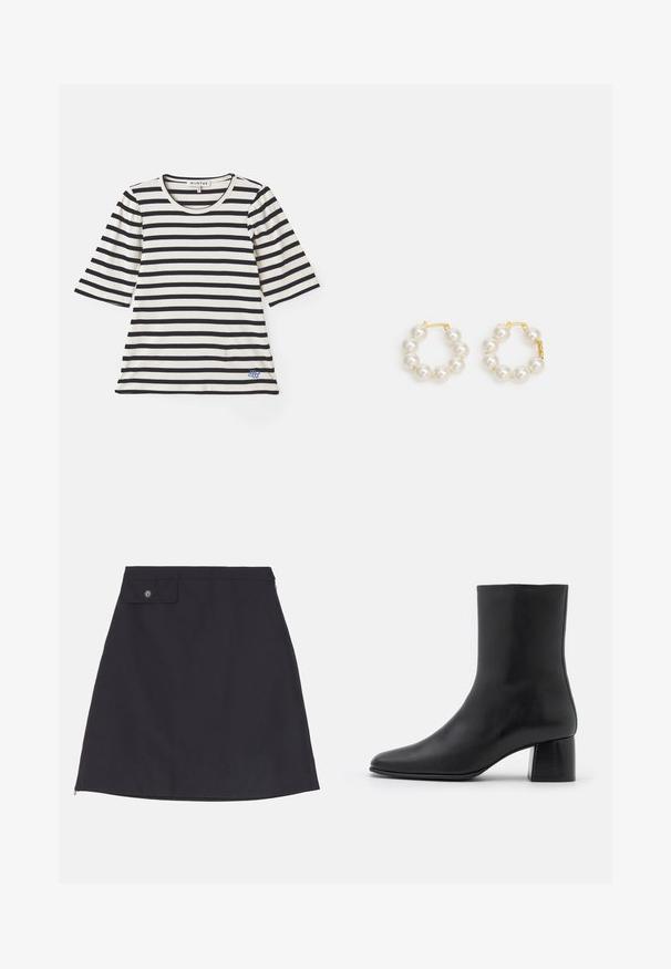 Pruhované tričko v krémovej a námorníckej modrej farbe, s krátkymi rukávmi, rebrovanou textúrou, okrúhlym výstrihom a malým modrým logom blízko lemu.; Čierna bavlnená sukňa so zavedeným siluetou, s vreckom na gombík, bočným zipsom a hladkou textúrou látky.; Čierna kožená členková čižma s špicatou špičkou a masívnym štvorcovým podpätkom. Hladká textura s bezšvovým dizajnom a minimalistickým prešívaním.; Náušnice v tvare kruhu s perlami s pozláteným kovovým uzáverom. Dizajn obsahuje niekoľko hladkých, bielych perál v kruhu.