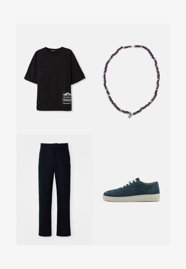 Schwarzes, übergroßes T-Shirt aus Baumwolle, mit kurzen Ärmeln, rundem Halsausschnitt und einem Etikett mit weißem Text auf einer seitlichen Brusttasche.; Dunkelblaue Baumwollhosen mit geradem Bein, einem Frontknopfverschluss und einem klassischen Bund mit Gürtelschlaufen.; Blauer Wildlederschuh mit runder Zehenpartie, weißen Schnürsenkeln und einer Gummisohle. Verfügt über dezente Nähte und ein Marken-Highlight an der Seite.; Mehrfarbige Perlenkette mit dunkelblauen, roten und gelbenPerlen, durchzogen von silbernen Akzenten und einem baumelnden Charm.