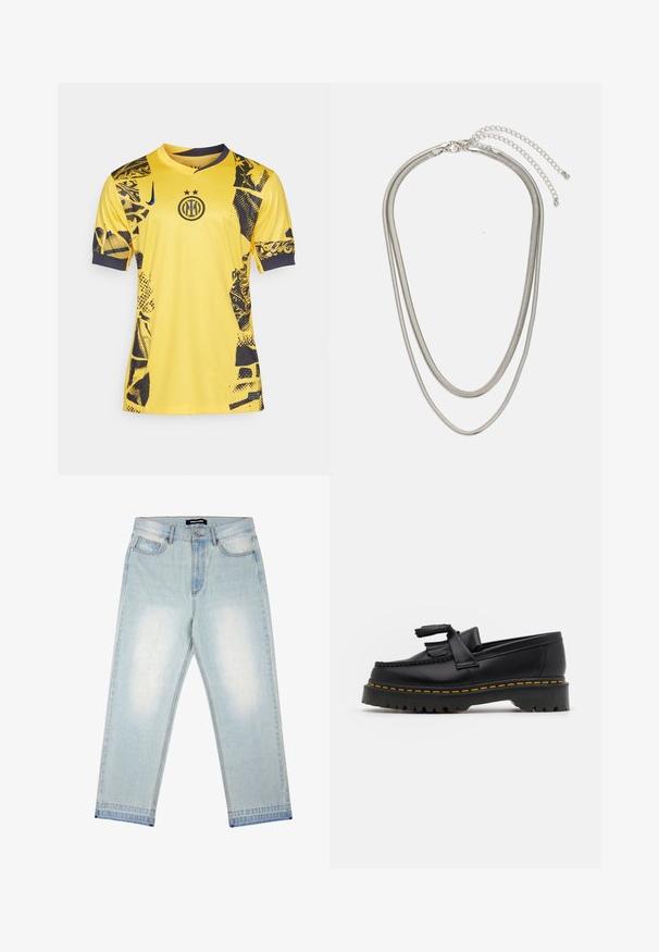 Sárga focimez fekete absztrakt mintákkal, rövid ujjú, V-nyakú kialakítással. A középső részen logó található, valamint kontrasztos gallér.; Pegador BARROW - Bő szabású farmernadrág - sand washed blue; Fekete bőr mokaszin, rojtos díszítéssel, masszív fekete talppal és sárga varrással az élén. Texturált felület.; Háromrétegű ezüstszínű fém nyaklánc, letisztult, rugalmas láncokkal, enyhe fényességgel, homárkapoccsal rögzítve és állítható lánccal.