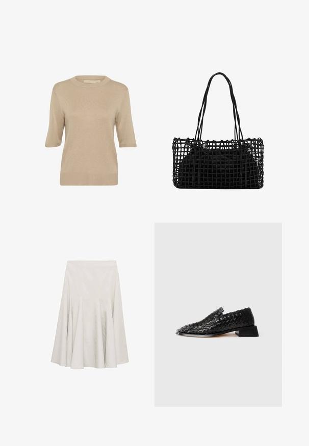 Culture EBBA ANNEMETTE - Pulover - tannin; Kremno obarvan krilo z razširitvijo, izdelano iz gladkega materiala, ki vsebuje naborke za volumen in preprost, brez okrasitev dizajn.; Črne usnjene pletene natikače z nizko blok peto in valovitim robom, prikazane na beli podlagi.; Črna tkanina torba z odprtim mrežastim dizajnom in dvema dolgima ročajema. Ima trden črn notranji del torbe za shranjevanje.