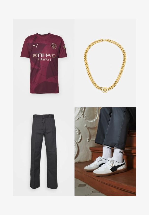 Camisa de futebol cor bordo com decote em V, mangas curtas, apresentando um padrão geométrico, detalhes em dourado e o logotipo do Manchester City.; Calças pretas feitas de um tecido resistente, com um design de perna reta, uma cintura com passantes para cinto e costuras para adicionar textura.; Ténis Puma em camurça branca e preta, com uma sola de borracha castanha. Combinados com meias brancas exibindo um logótipo preto, usados com calças escuras.; Colar de corrente de ouro com grandes elos interligados, apresentando um detalhe em forma de pêndulo circular no centro com um emblema saliente.