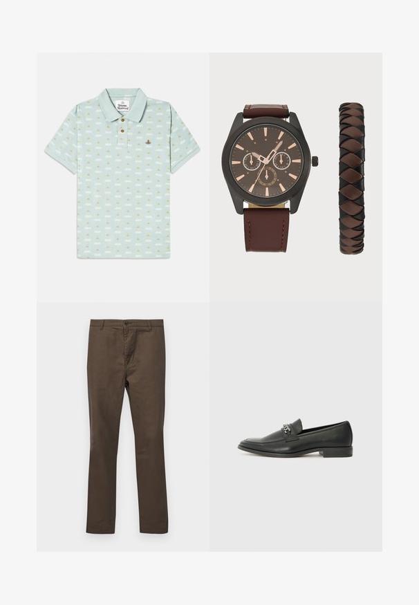 Polo bleu clair avec col, fabriqué en tissu texturé ; présente un motif répétitif de petits dessins dorés et blancs, avec un accent de logo.; Pantalons en coton marron au design à jambe droite, avec une fermeture à bouton et des passants de ceinture, texture lisse sans motifs ni accents.; Mocassin en cuir noir avec une finition lisse, présentant un design cousu et une accent décoratif en chaîne métallique sur le rand. Talon plat.; Pier One SET - Montre - black/brown