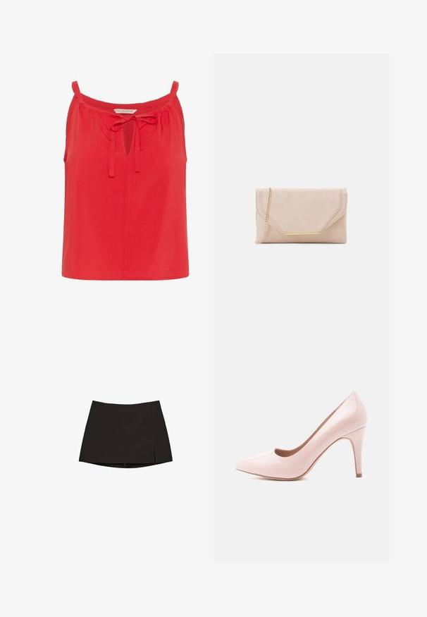Top rosso senza maniche con un'apertura a chiave e dettaglio annodato al collo. Realizzato in tessuto morbido con una vestibilità rilassata e senza ulteriori decorazioni.; Mini gonna nera con taglio dritto e leggero spacco laterale. Realizzata in tessuto morbido, presenta un orlo pulito e un design minimalista.; Décolleté in vernice rosa con punta affusolata e silhouette slanciata, dotata di tacco a stiletto di 10 cm e finitura liscia.; Clutch beige in suede con tracolla in catena dorata e un accento hardware rettangolare. Presenta una patta pieghevole con bordi inclinati e dettagli di cucitura.