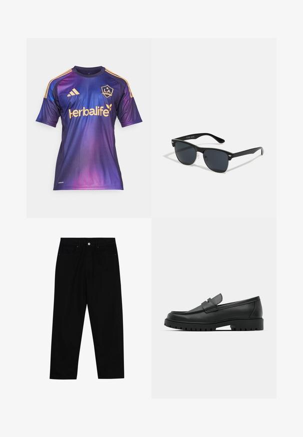 Fudbalska majica s ljubičasto-plavim gradijentom i vertikalnim prugama, sa zlatnim akcentima, logotipom i tekstom sponzora u kontrastnoj boji.; Crne traper hlače s ravnim krojem, dizajnom s pet džepova i prednjim kopčanjem na dugme. Glatka tekstura s minimalnim detaljima šivanja.; Crne kožne mokasine s zaobljenim vrhom, s ušivenim dizajnom, niskom platformom i teksturiranim, gumenim potplatom s izbočinama.; Crne sunčane naočale pravokutnog oblika, tamne leće, srebrni detalji na sljepoočnicama i matirajuća završna obrada okvira.