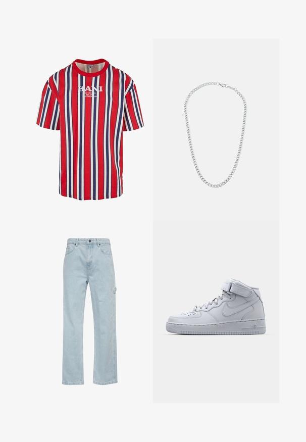 Červené, modré a biele pruhované tričko s krátkym rukávom a okrúhlym výstrihom. V strede sa nachádza logo KANI v bielej farbe. Vyrobené z bavlny.; Svetlomodré denimové džínsy so strihom rovného nohavice, s prednými a zadnými vreckami a bočným cargo vreckom. Hladký povrch, neformálny štýl.; Vysoké šedé tenisky Nike Air Force 1 s koženým zvrškom, polstrovaným golierom a suchým zipsom. Ikonický dizajn má perforovanú špičku.; Strieborný kovový náhrdelník z retiazky s prepojenými článkami a bezpečnou sponou, hladký povrch, rovnomerný finiš a klasický dizajn.