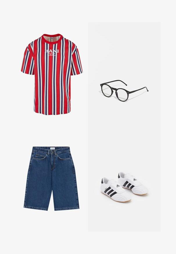 Piros, kék és fehér csíkos, rövid ujjú póló, kerek nyakkal. Középen fehér KANI logóval. Pamutból készült.; Sötétkék farmer sort, öt zsebbel, egyenes fazonnal és látható varrásokkal. Sima felület és közepes derék.; Fehér sportcipő fekete csíkokkal, velúrszerű textúrával, kerek orral és tépőzáras pánttal. Gumi talp a tapadásért.; Kerek fekete napszemüveg, átlátszó lencsékkel, vékony fekete szárakkal és apró fémes díszítésekkel az elülső részén. Klasszikus design minimalista stílussal.