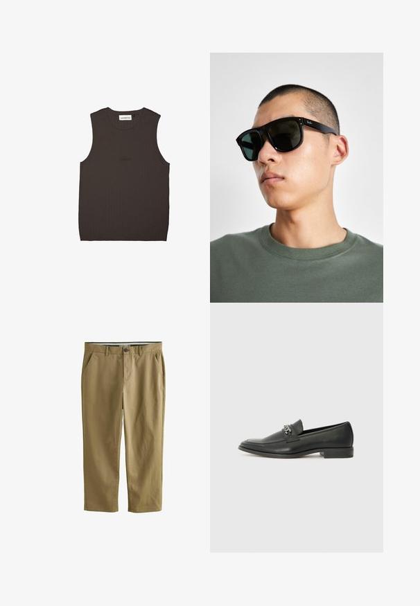 Tmavohnedý bezrukávový top z rebrovanej tkaniny, s okrúhlym výstrihom a jemným vyšívaním značky v zodpovedajúcej farbe na prednej strane.; Khaki chinos vyrobené z bavlneného zmesi, s dvoma bočnými vreckami, zapínaním na gombík, rovnými nohavicami a hladkou textúrou.; Čierne kožené loafers s hladkým povrchom, s prešitým dizajnom a dekoratívnym kovovým reťazovým akcentom cez priehlavok. Plochý podpätok.; Čierne obdĺžnikové slnečné okuliare s tmavými sklami, s charakteristickým tvarom a značkou na ramene. Nosí ich osoba v zelenej košeli.