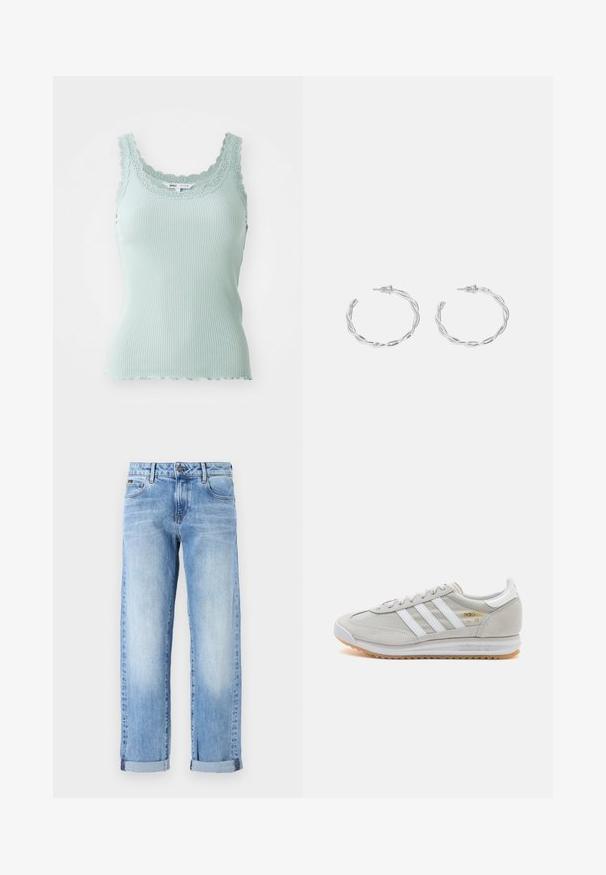 Hellblaues, geripptes Tanktop mit einem gezackten Spitzenhalsausschnitt und dünnen Trägern, aus einem weichen, dehnbaren Stoff gefertigt.; Hellblaue Jeans aus Denim mit hochgekrempelten Säumen, Knopf- und Reißverschluss vorne sowie klassischem Five-Pocket-Design auf weißem Hintergrund.; Hellgraue Sneaker aus Wildleder und Mesh, mit drei weißen Streifen, runder Zehenpartie und einer Sohle aus Gummi. Goldenes Logo-Detail nahe der Schnürsenkel.; Silberne Creolen mit gedrehter Gestaltung, ausgestattet mit einer polierten Oberfläche und einer Steckverschluss. Sie haben einen Durchmesser von ca. 3 cm.