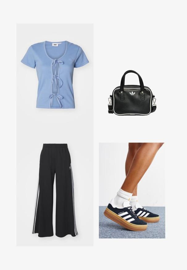 Svetlomodré rebrované tričko s krátkymi rukávmi, s hlbokým výstrihom do V a prednými viazaniami na úpravu. Názov značky je vyšitý na hrudi.; Čierne široké teplákové nohavice s elastickým pásom, so bielymi bočnými prúžkami a výšivkou loga na ľavom stehne.; Čierne semišové tenisky s bielymi pruhmi a detailmi, so zaoblenou špičkou, podrážkou z gumovej gumy, doplnené bielymi rebrovanými ponožkami.; Čierna kožená kabelka s dvoma krátkymi držadlami, striebornými kovovými doplnkami, bielymi akcentmi a bielym logom. Vyznačuje sa textúrovaným povrchom a kompaktným dizajnom.