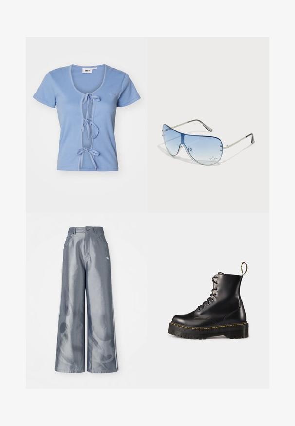 Svijetloplava rebrasta majica kratkih rukava s dubokim V-izrezom i prednjim vezicama za podešavanje. Ime branda je vezeno na prsima.; Hlače širokih nogavica od sjajnog sivog materijala, s bijelim bočnim prugama i uzorkom plamena na donjem dijelu nogavica. Zatvaranje na gumb i patentni zatvarač u struku.; Crne kožne čizme s vezanjem do članka, s debelim crnim potplatom i žutim šavom. Imaju traku za povlačenje na stražnjoj strani i okrugle metalne rupice.; Naočale tipa avijatičar s gradijentnim plavim staklima, okvirom od srebrnog metala i dekorativnim zvjezdastim naglascima na staklima. Glatki i elegantni dizajn.; Srebrne kružne naušnice s glatkom, poliranom površinom. Okrugli oblik i sigurno kopčanje na klik. Lagani dizajn pogodan za svakodnevno nošenje.