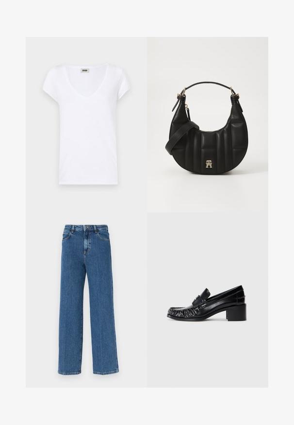 Weißes T-Shirt mit kurzen Ärmeln und einem tiefen V-Ausschnitt, aus weichem Baumwollstoff, mit lockerer Passform und ohne sichtbare Muster oder Grafiken.; Weite blaue Jeans aus Denim mit einem verblassten Finish, Fünf-Taschen-Design und einem klassischen Knopf- und Reißverschluss. Textilstruktur mit sichtbaren Nähten.; Schwarze Lederloafers mit einem gerafften Vorderteil, runder Spitze und Blockabsatz. Sie verfügen über einen dekorativen Riemen und eine Steppnaht entlang der Kanten.; Schwarze Lederhandtasche mit geschwungener Form, gequilteter Textur und goldenen Beschlägen. Sie verfügt über einen abnehmbaren Schultergurt und ein Logodetail.