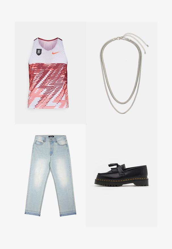 Mouwloze sporttanktop van mesh stof, met een rood-wit kleurenschema, dynamische geometrische patronen en een Nike-logo op de borst.; Pegador BARROW - Wijde jeans - sand washed blue; Zwarte leren loafers met een franjesaccent, voorzien van een dikke zwarte zool en gele stiksels langs de rand. Gevoelige afwerking.; Driedelige zilveren metalen halsketting met slanke, flexibele kettingen met een lichte glans, beveiligd met een karabijnhaak en een verstelbare ketting.