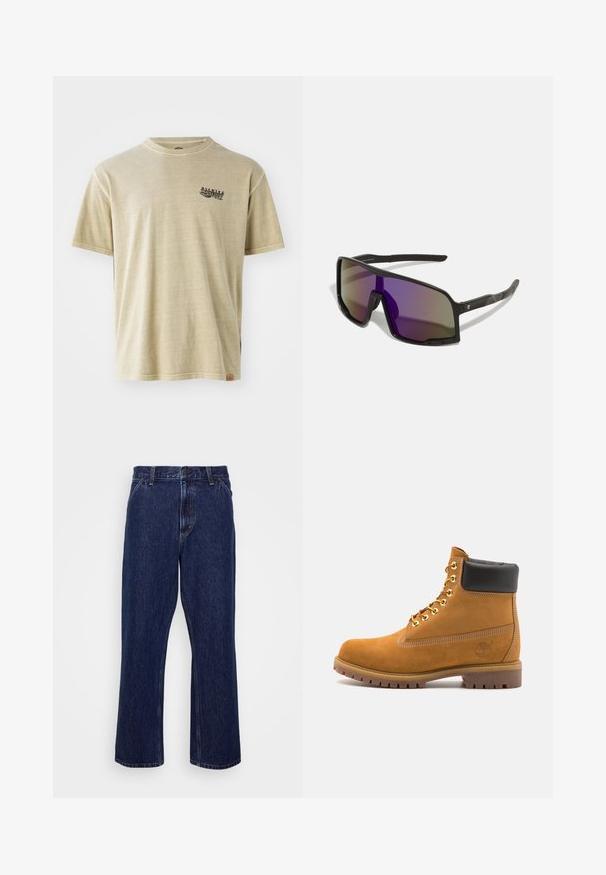 Beige bomull t-skjorte med kort erme, rund hals, og et lite svart grafisk trykk på øvre venstre bryst. Merket er synlig på bunnen.; Mørkeblå denimjeans med straight-leg design, som har knappelukking, femlommesstil og subtile sømdetaljer.; Beige semskede ankelstøvel med svart polstret krage, gullmetalløyer, hvite sømdetaljer og robust gummisåle med påfallende mønster.; Sorte sports solbriller med store, vinklete linser som har en gradientfarge fra lilla til grå. Teksturert sorte stenger for bedre grep.