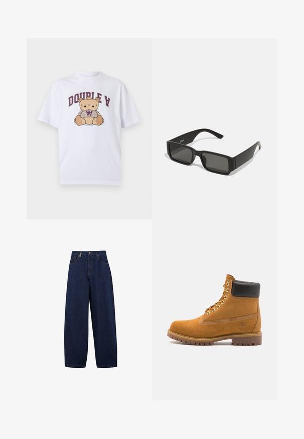 Bílý tričko s krátkým rukávem se grafikou sedícího medvěda v béžovém tričku, s nápisem "DOUBLE V" v bordové nad obrázkem.; Volné tmavě modré džíny s vysokým pasem, předními kapsami a rovnými nohavicemi. Obsahují stříbrné detaily a minimální šití.; Hnědé semišové kotníkové boty s černým polstrovaným límcem, zlatými kovovými očky, bílým prošíváním a odolnou gumovou podrážkou s výraznými drážkami.; Černé sluneční brýle s obdélníkovými čočkami, matný plastový rám a rovné okraje. Obsahují logo značky na vnitřní straně ramena.